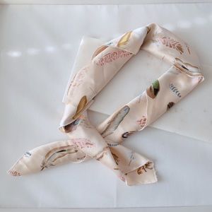 NUDE FEATHER PRINT BANDANA